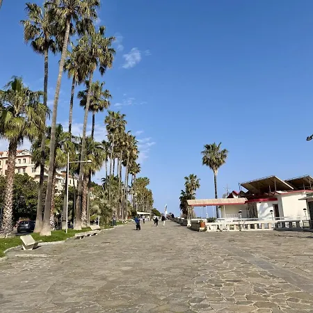 Host4u - Luxury Beautiful Two Bedrooms Beachfront In Imperia, Casa Catalina 아파트 *