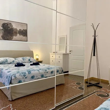 Host4u - Luxury Beautiful Two Bedrooms Beachfront In Imperia, Casa Catalina 임페리아